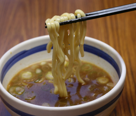 100402_麺や大蔵様_麺を持ち上げる